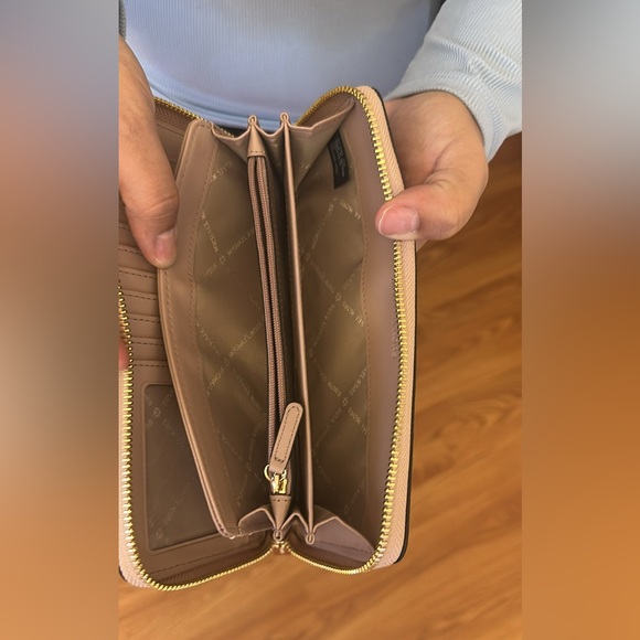 Michael Kors wallet - Picture 5 of 5